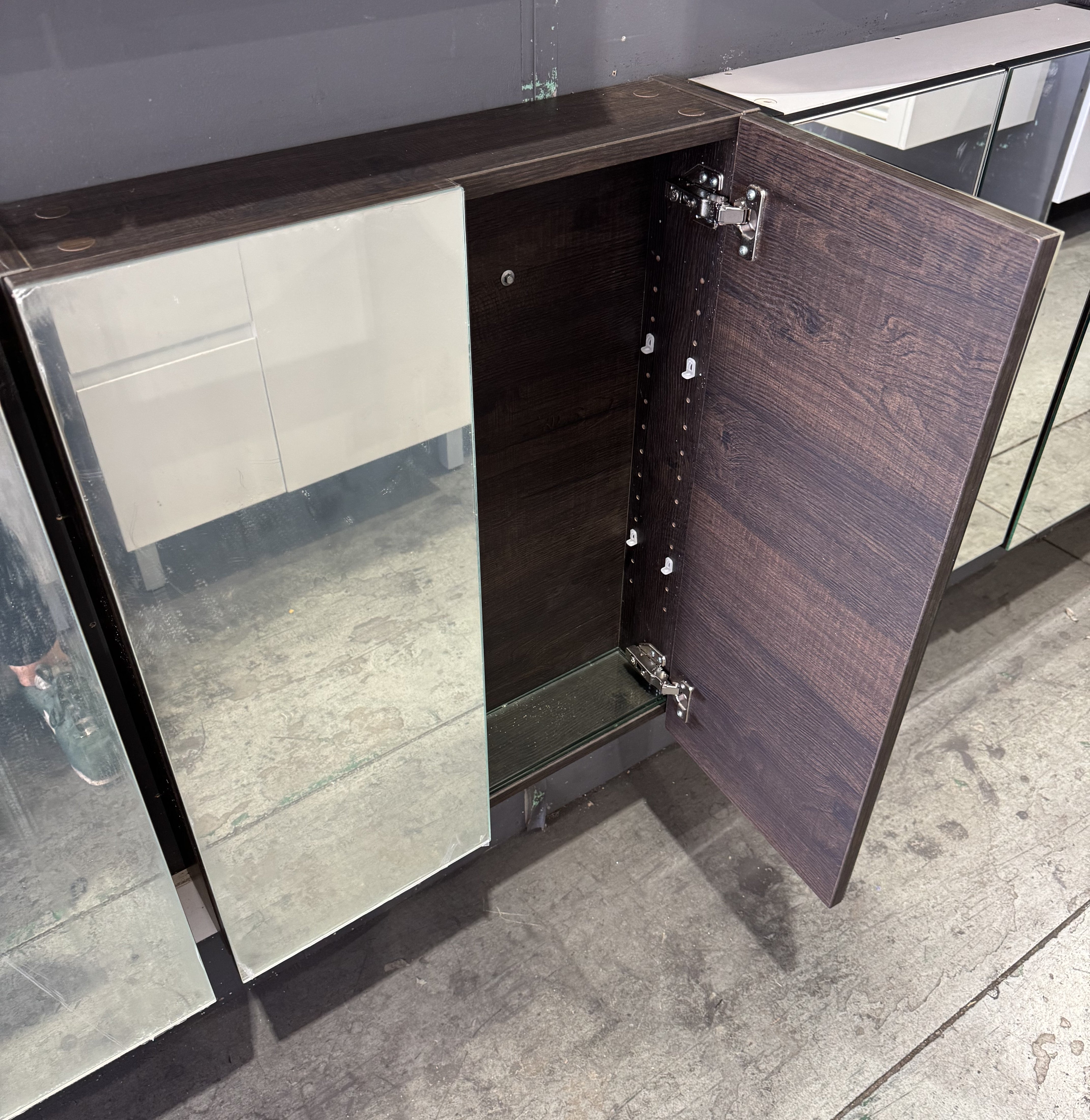 600mm Logan mirrored shaving cabinet (Pick up only)
