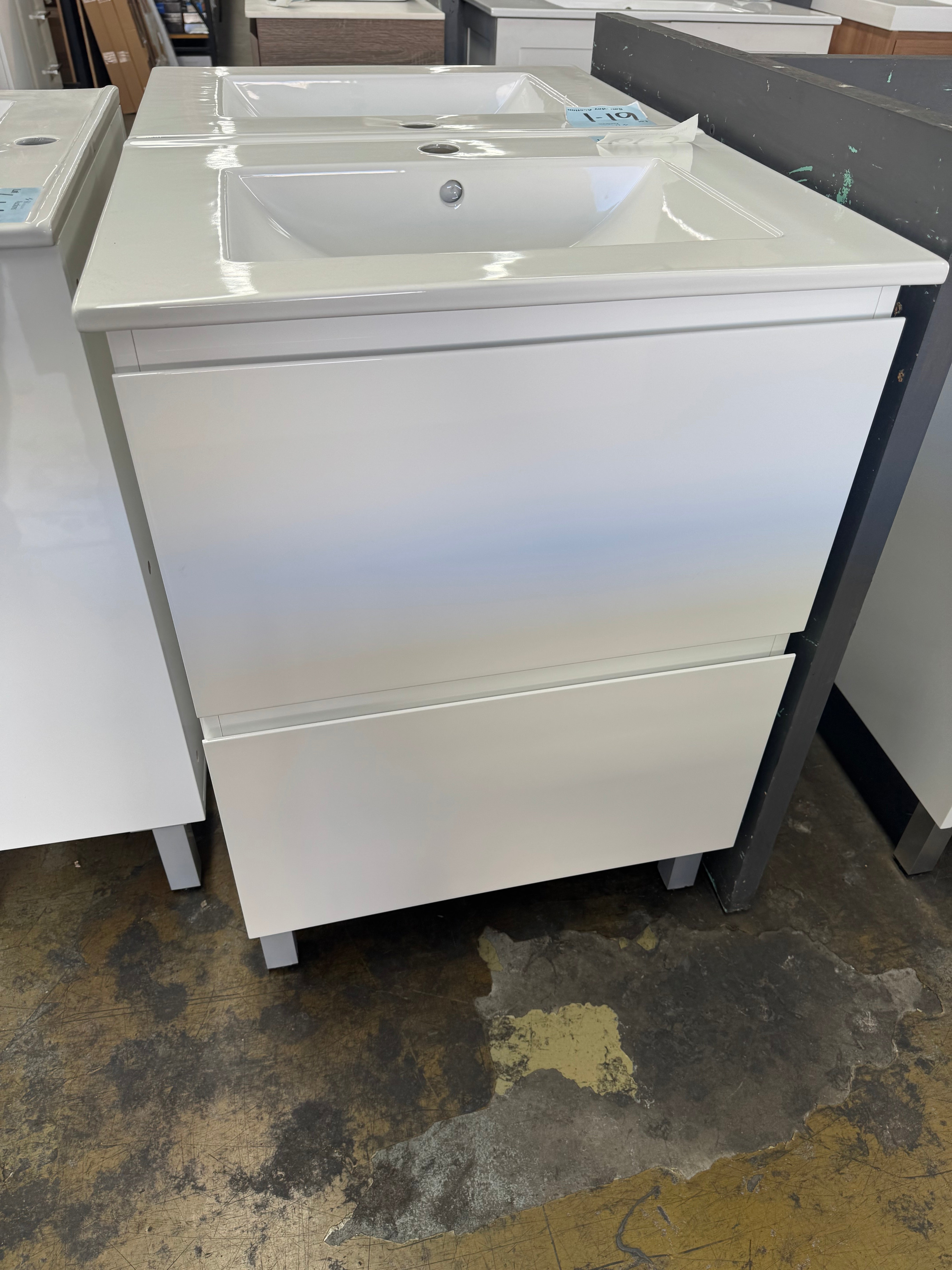600mm Mirage white gloss vanity (Pick up only)