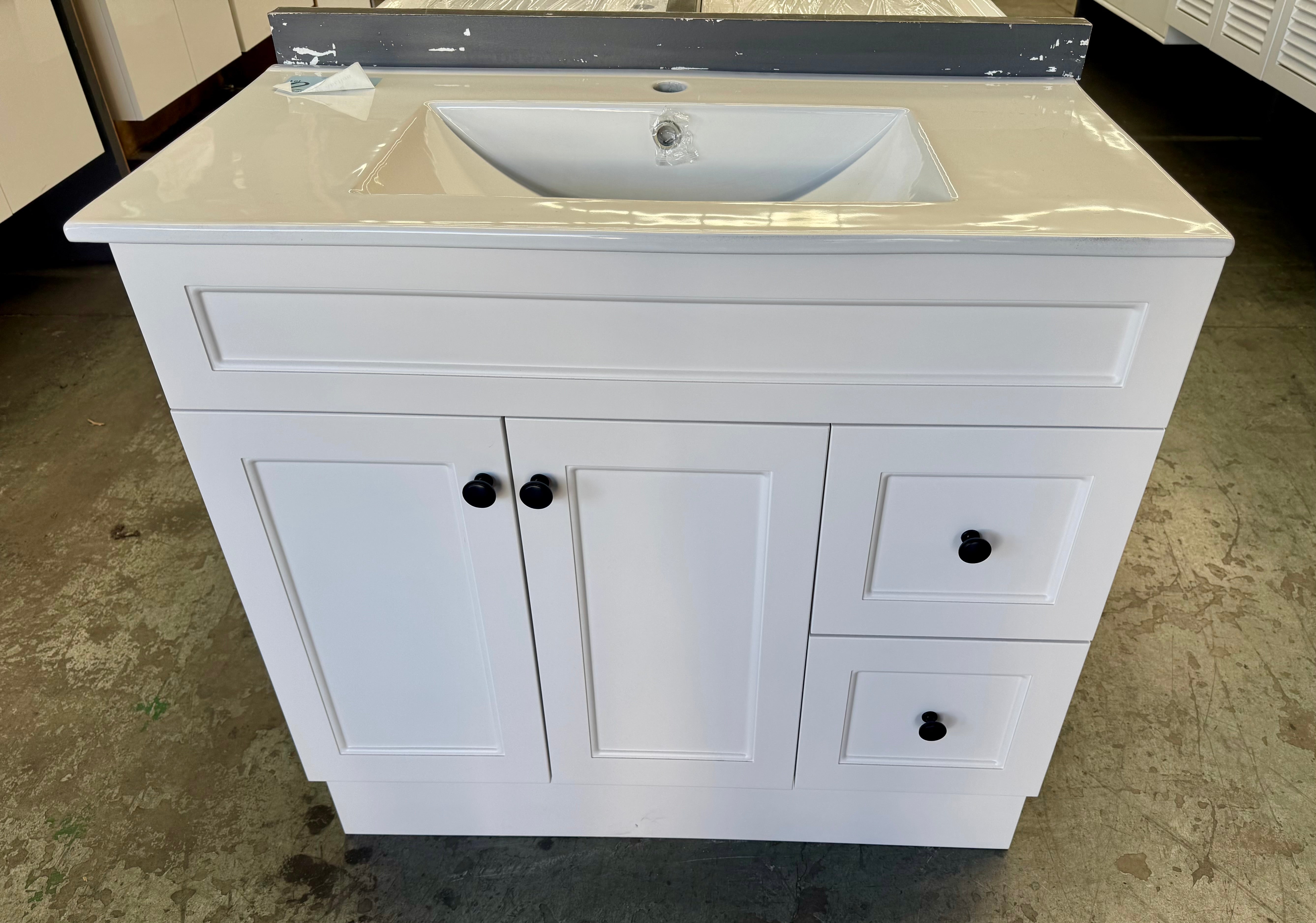 900mm White Hampton Federation-style vanity (Pick up only)