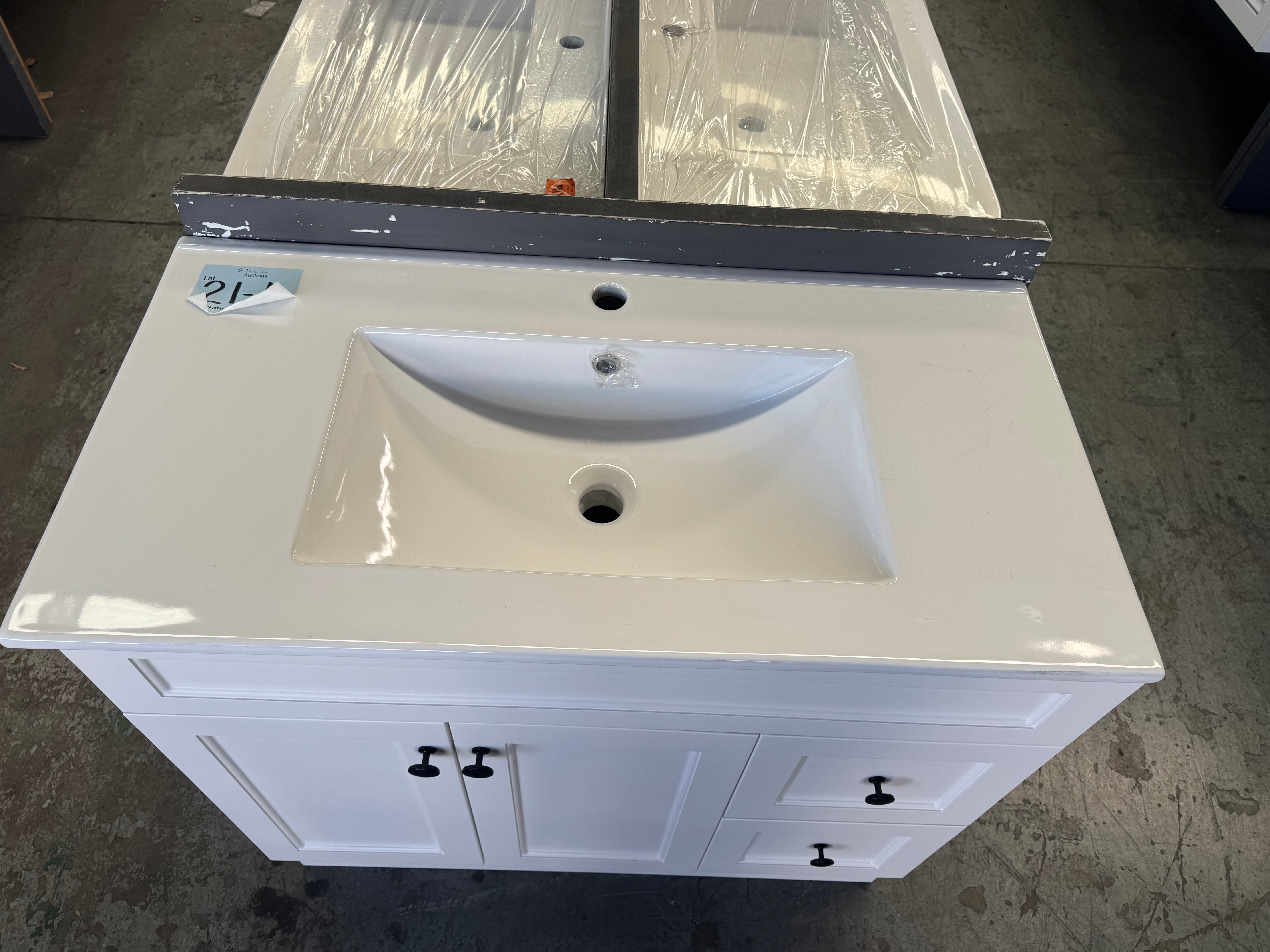 900mm White Hampton Federation-style vanity (Pick up only)