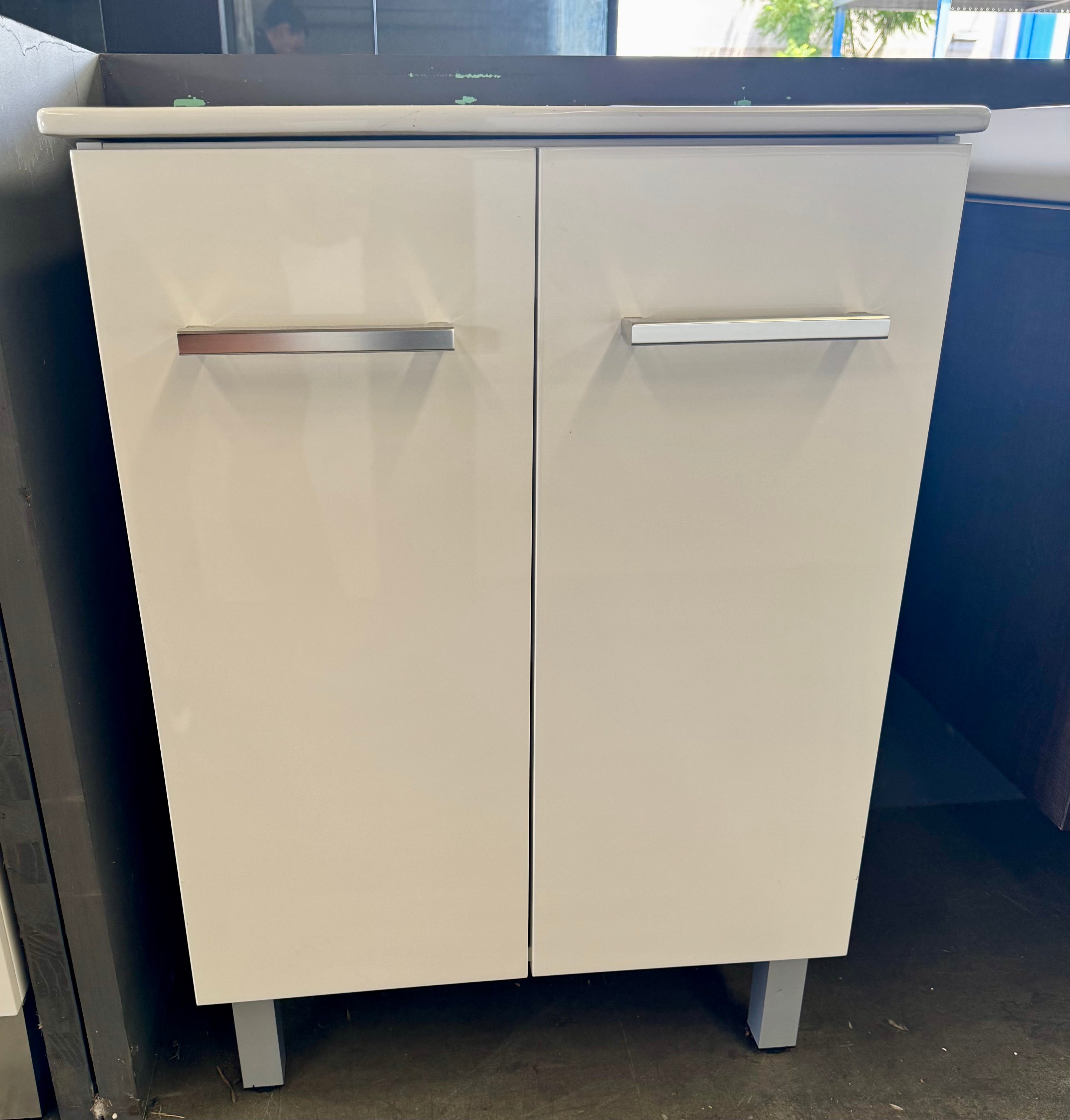 600mm Encore white gloss vanity (Pick up only).