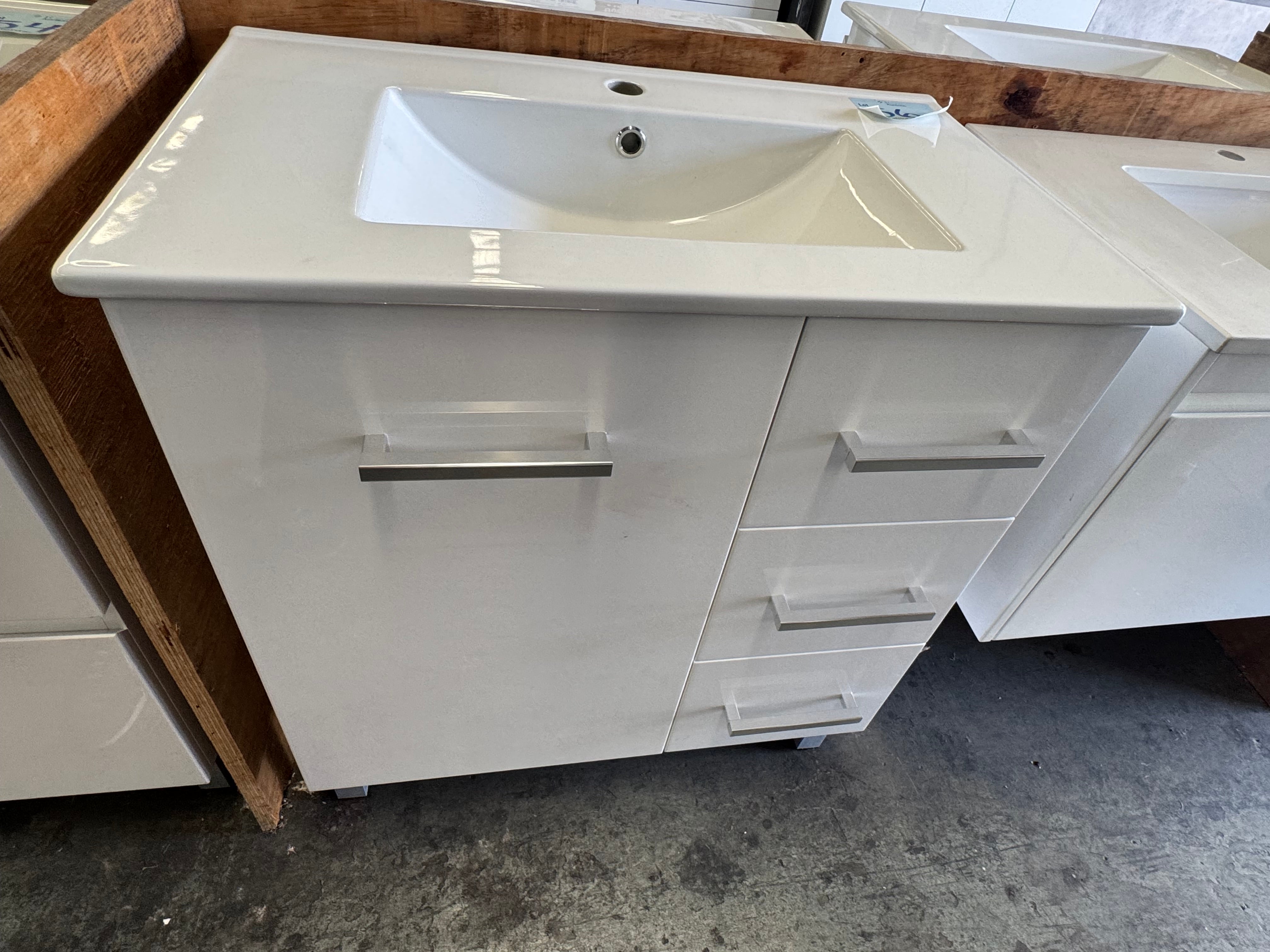 750mm Encore White gloss vanity (Pick up only).