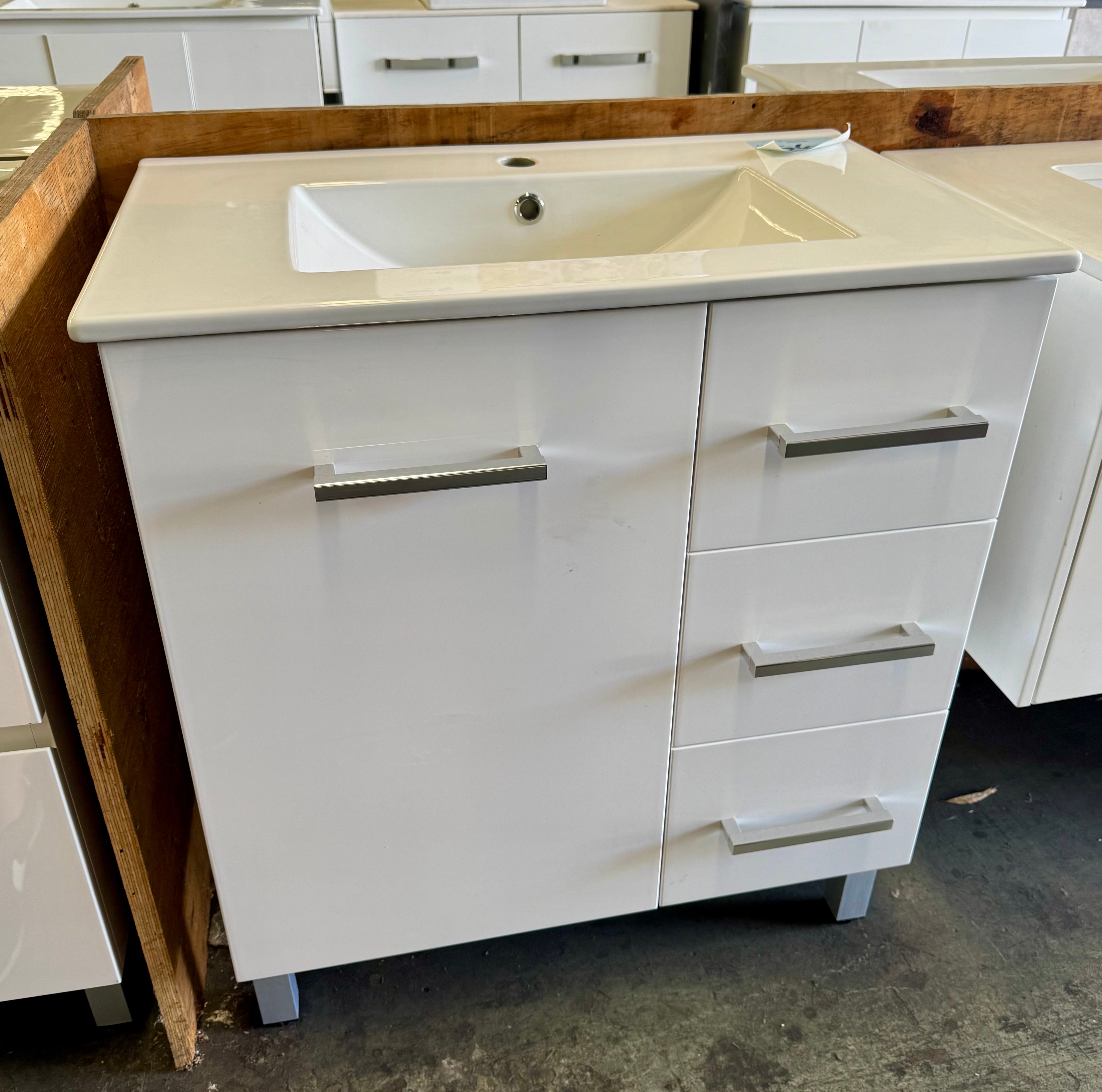 750mm Encore White gloss vanity (Pick up only).