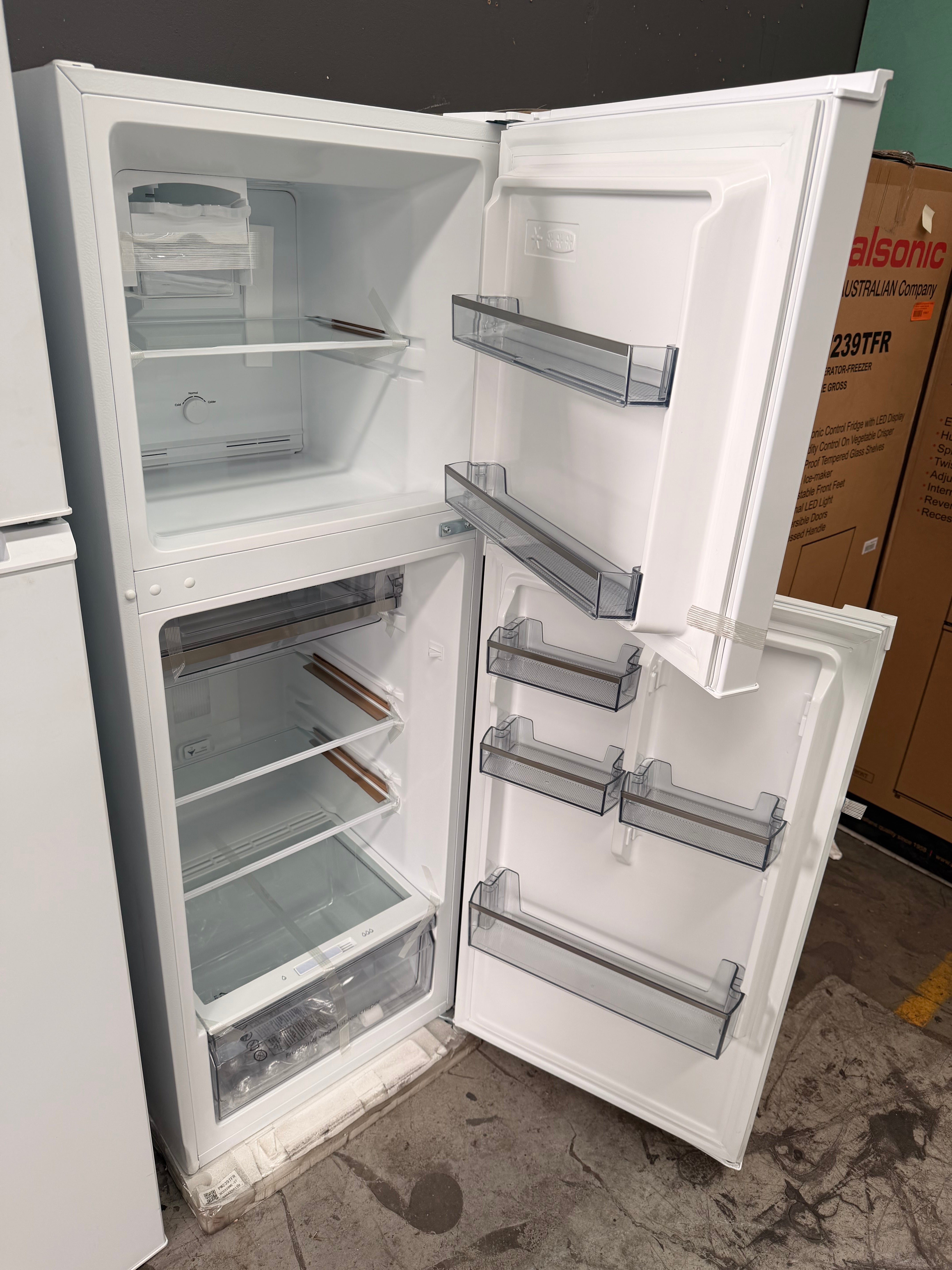 Palsonic 239 Litre white fridge/freezer PW239TFR (Pick up only)